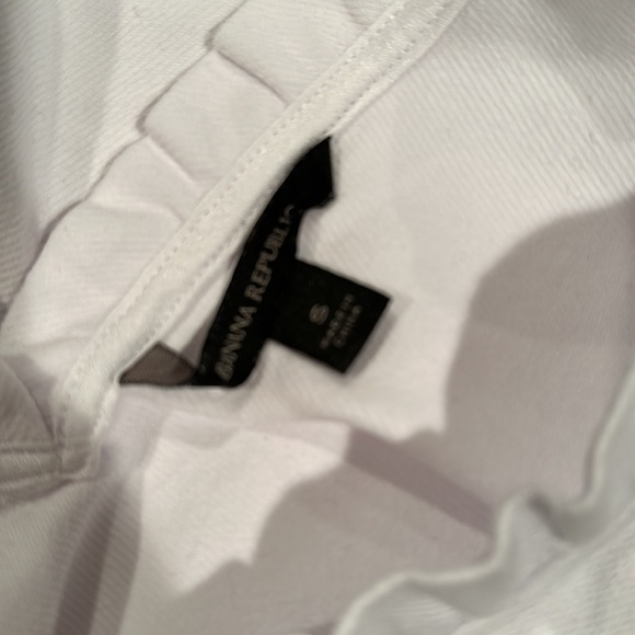 Banana Republic Crew Tank Top with a V in the back.Ruffles on the neckline. Sz S - Picture 3 of 5